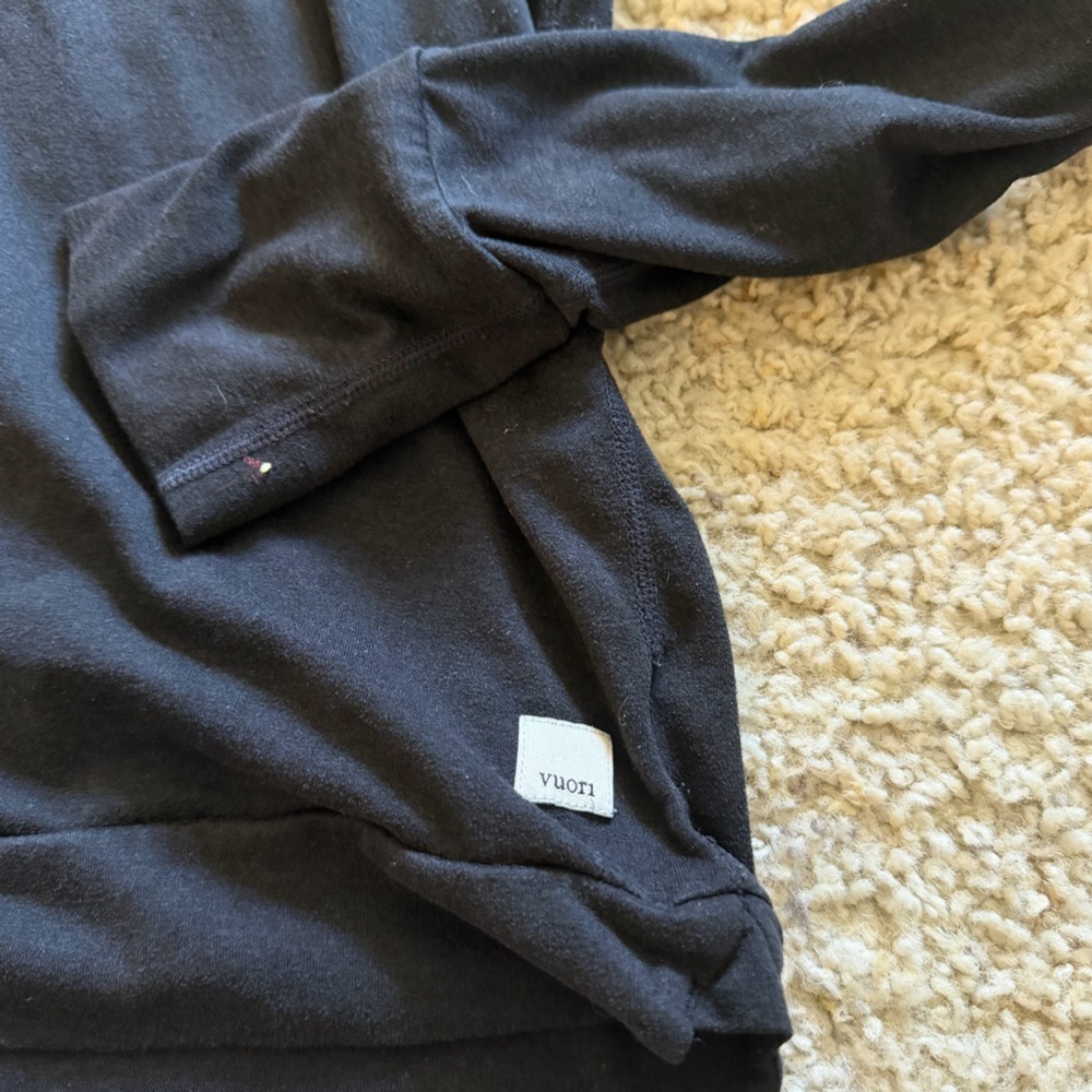 Vuori Women's Black and Grey Hoodie - Picture 3 of 5